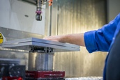 Die Aluminiumplatten werden auf die Vorrichtung der Fräsmaschine gespannt